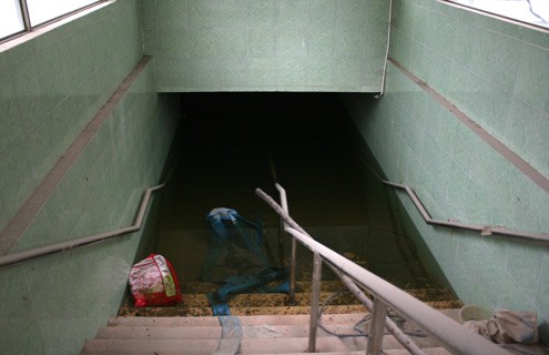 Phía dưới hầm, nước ngập tới cả mét và bắt đầu xuống cấp, hỏng hóc.